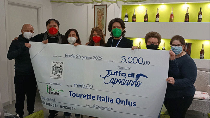 Tuffo di Capodanno 2022 Brindisi, la consegna dei 3mila euro della Raccolta Fondi alla onlus Tourette Italia chiude la XII Edizione
