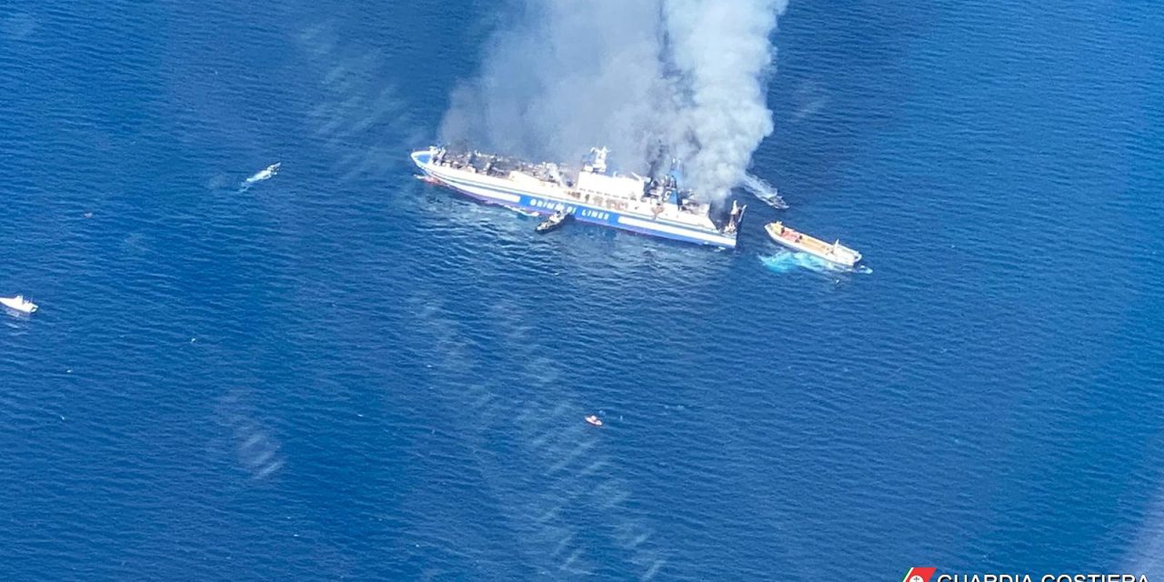 Incendio Grimaldi Lines, proseguono le attività di soccorso al traghetto