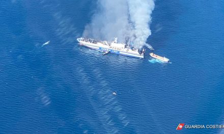 Traghetto italiano in fiamme, la Guardia Costiera monitora le operazioni di soccorso