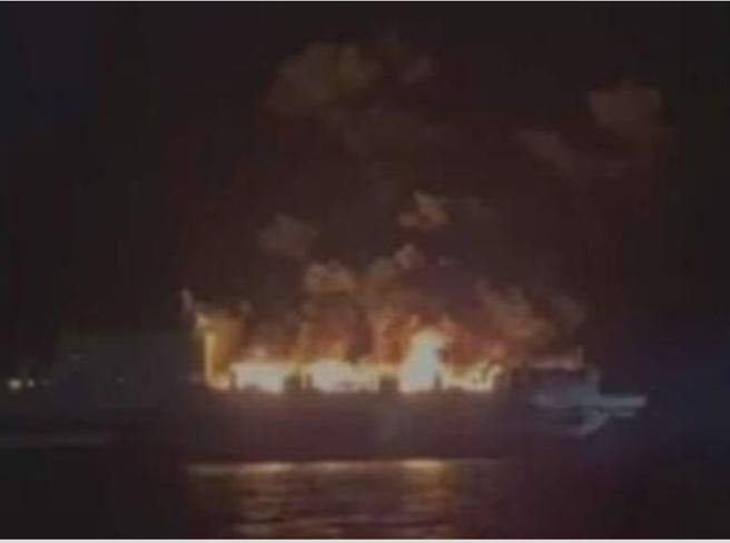 Incendio sulla Grimaldi, in salvo 288 persone : il traghetto era diretto a Brindisi