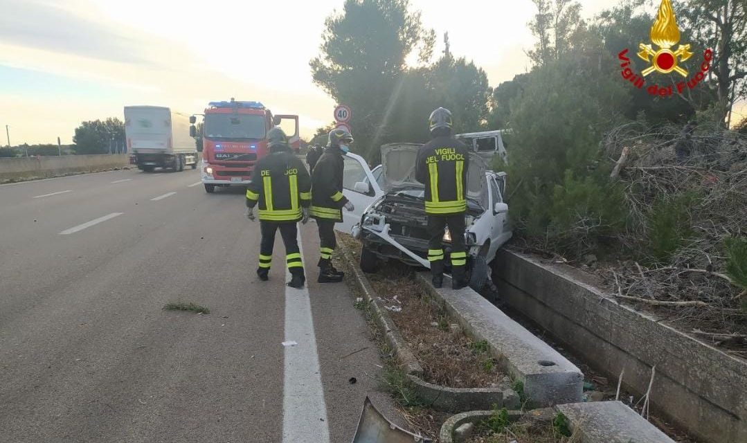 Terribile incidente sulla superstrada, scontro tra auto e pulmino: deceduto un 58enne