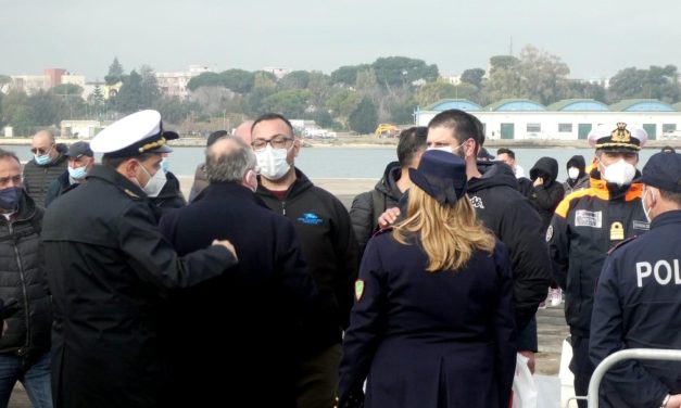 Olympia, il porto di Brindisi accoglie 48 passeggeri del traghetto: “ Il pensiero va ai dispersi”