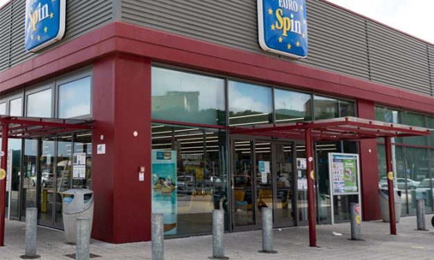 Rapinano il supermercato Euro Spin armati di coltello, banditi in fuga dopo il colpo