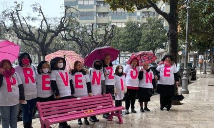 Associazione “Cuore di Donna” dona una panchina rosa alla città di Brindisi