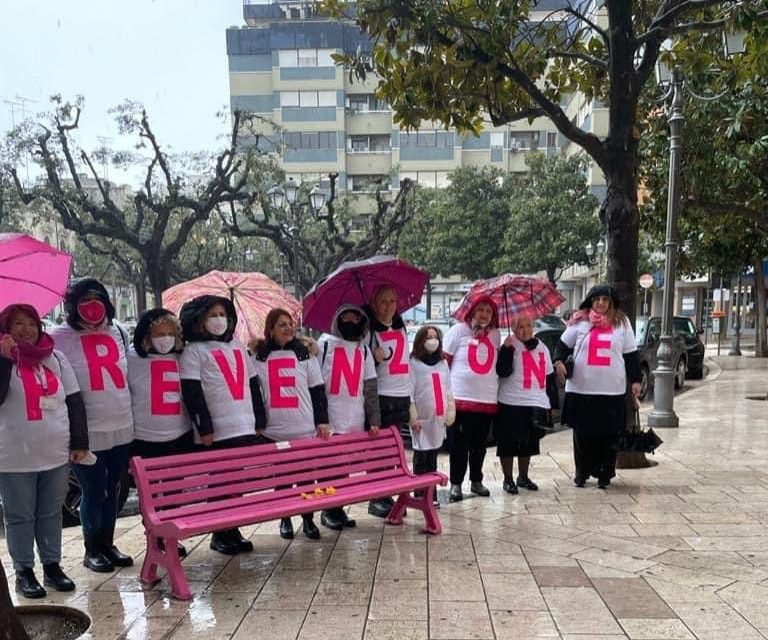Associazione “Cuore di Donna” dona una panchina rosa alla città di Brindisi