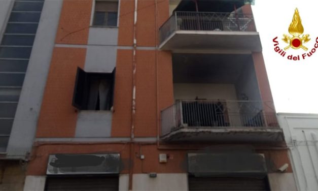 Appartamento di Mesagne in fiamme, i Vigili del fuoco salvano due gattini