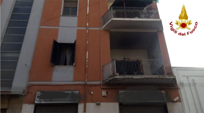 Appartamento di Mesagne in fiamme, i Vigili del fuoco salvano due gattini