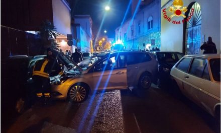 Travolge le auto parcheggiate prima di ribaltarsi, incidente in pieno centro a Brindisi