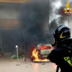 A fuoco l’auto parcheggiata sotto il palazzo, attimi di tensione in un condominio di Mesagne