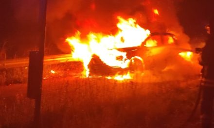 Auto prende fuoco in marcia, nessun ferito