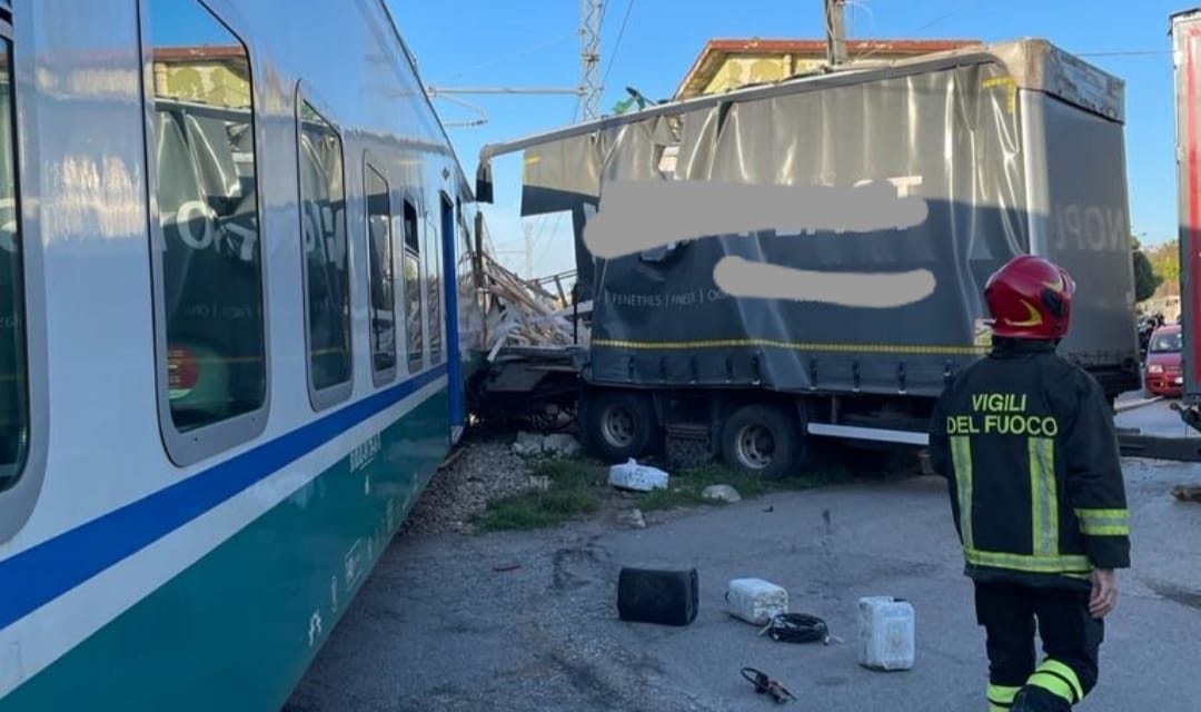 Incidente ferroviario, treno travolge un camion sulla Oria – Latiano