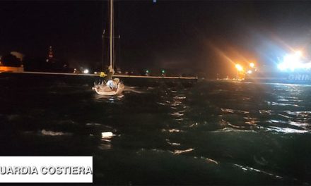 Barca a vela in difficoltà: la Guardia Costiera salva tre persone