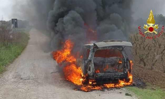 Auto a fuoco durante la marcia nei pressi di Tuturano, intervento dei Vigili del Fuoco