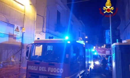 Incendio in appartamento partito da un materasso, in via Cittadella a Brindisi. Feriti in due