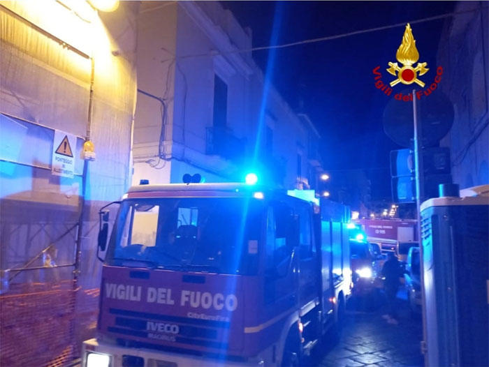 Incendio in appartamento partito da un materasso, in via Cittadella a Brindisi. Feriti in due