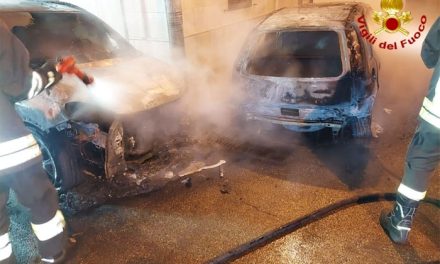 Coppia di auto a fuoco in via Trento a Brindisi, intervento all’alba dei Vigili del Fuoco