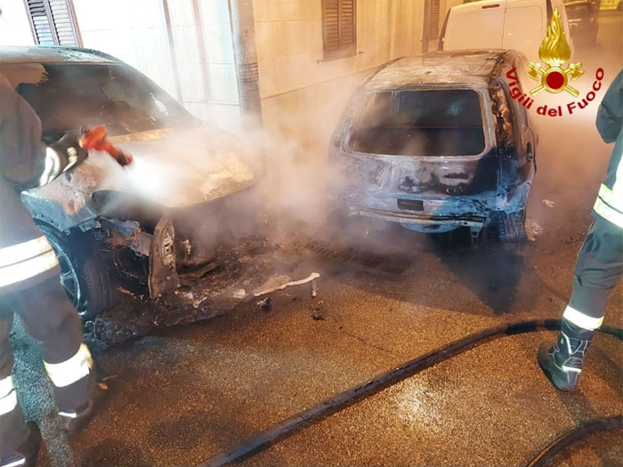 Coppia di auto a fuoco in via Trento a Brindisi, intervento all’alba dei Vigili del Fuoco