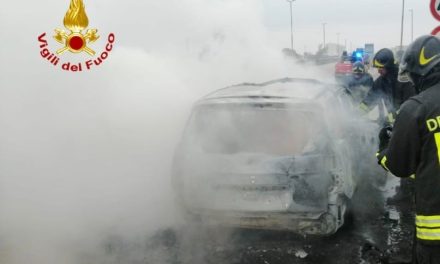 Auto in fiamme durante la marcia, salvo il conducente