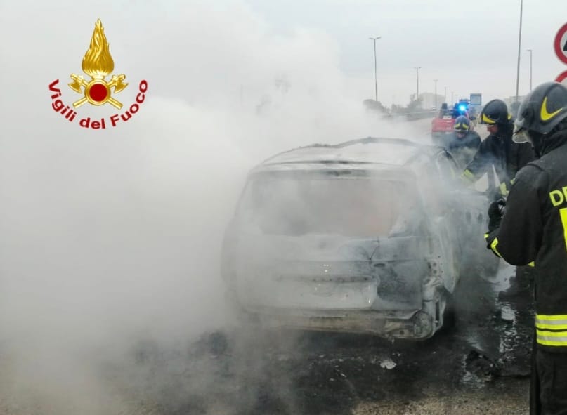 Auto in fiamme durante la marcia, salvo il conducente