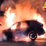 Auto a fuoco nella notte in Largo Peucezia, intervento dei Vigili del Fuoco
