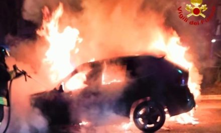 Auto a fuoco nella notte in Largo Peucezia, intervento dei Vigili del Fuoco