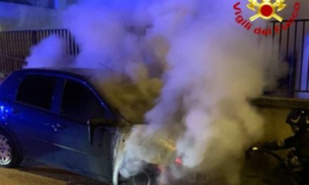 Auto a fuoco nella notte nel rione Bozzano di Brindisi, intervento dei Vigili del Fuoco