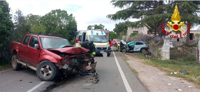 Terribile incidente sulla Ceglie-Cisternino, impatto frontale tra due auto, due feriti, uno incastrato tra le lamiere