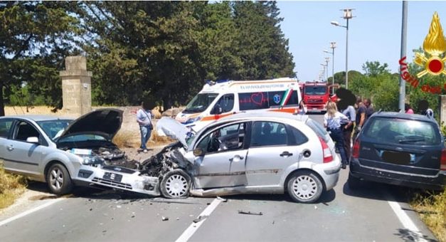 Terribile incidente stradale sulla Erchie-Torre Santa Susanna tra tre auto. Feriti in due