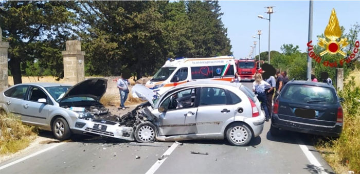 Terribile incidente stradale sulla Erchie-Torre Santa Susanna tra tre auto. Feriti in due