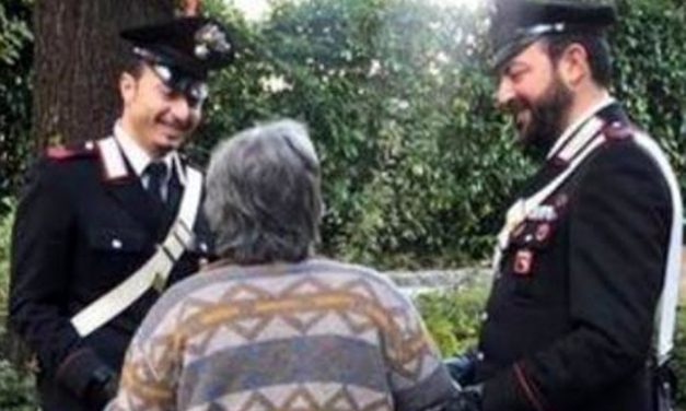Sulla strada provinciale in ciabatte e pigiama, i carabinieri ritrovano e soccorrono anziana in stato confusionale