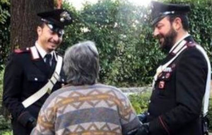 Sulla strada provinciale in ciabatte e pigiama, i carabinieri ritrovano e soccorrono anziana in stato confusionale