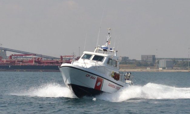 Guardia Costiera, esercitazione di soccorso ad aeromobile nel porto di Brindisi