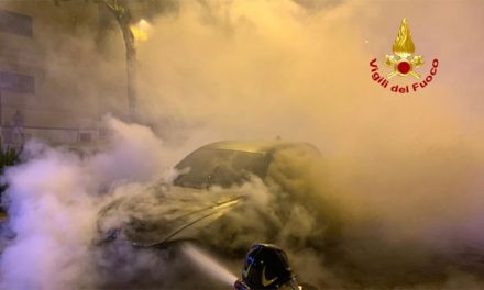 Auto in fiamme nella notte, intervento dei Vigili del Fuoco nel rione Sant’Angelo di Brindisi