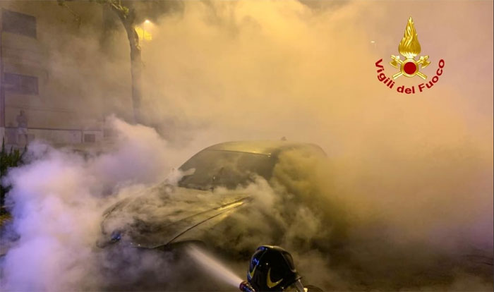 Auto in fiamme nella notte, intervento dei Vigili del Fuoco nel rione Sant’Angelo di Brindisi