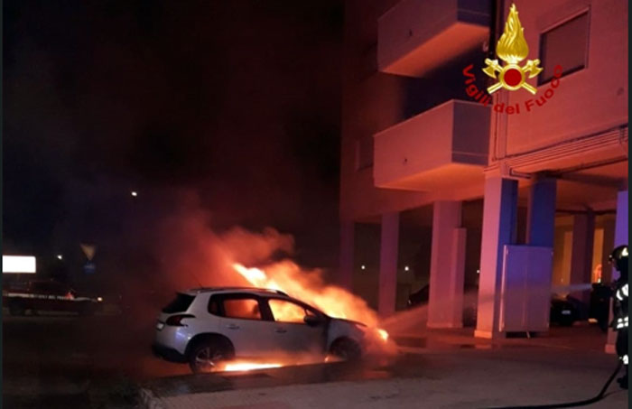Incendio nel rione Paradiso, i Vigili del Fuoco intervengono su due auto in fiamme