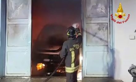 Officina per auto semidistrutta dalle fiamme a Carovigno, intervento dei Vigili del fuoco all’alba