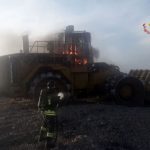 Ruspa compattatrice in fiamme, Vigili del fuoco in azione in contrada Formica