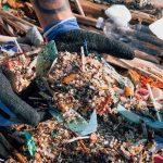 Elevata presenza di granuli di plastica sulle spiagge vicino al Petrolchimico. Dopo il report di GreenPeace l’esposto in Procura