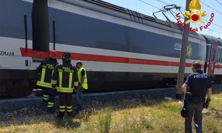 Treno fermato durante la marcia dopo un principio di incendio, evacuati 130 passeggeri