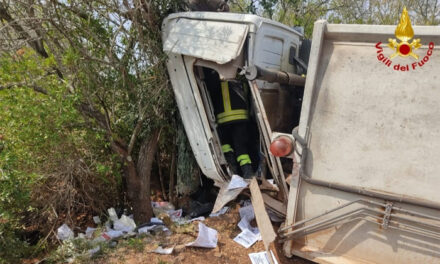 Camion dei rifiuti fuori strada sulla strada provinciale, conducente incastrato tra le lamiere