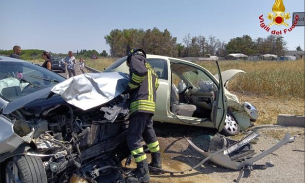 Terribile incidente stradale sulla complanare per Contrada Montenegro, due auto semidistrutte, feriti i passeggeri