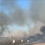 Vasto incendio di sterpaglie e canneti ai lati della statale per Lecce, Vigili del Fuoco al lavoro da ore tratto di strada bloccato al traffico