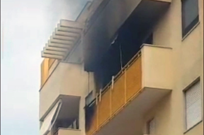 Incendio sul balcone di un appartamento in via Pordenone a Brindisi, intervento tempestivo dei Vigili del fuoco