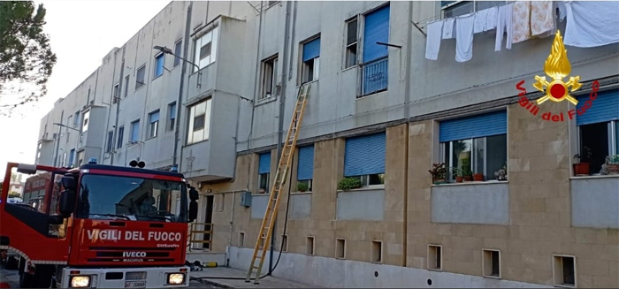 Incendio in appartamento di uno stabile in Piazza Borsi nel rione Paradiso. Intervento dei Vigili del Fuoco per soccorrere i residenti