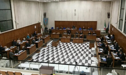 Brindisi, il 5 ottobre Consiglio Comuale sul bilancio, le forze di opposizione: “Si può assumere personale per potenziare i servizi comunali, rimodulando la spesa”