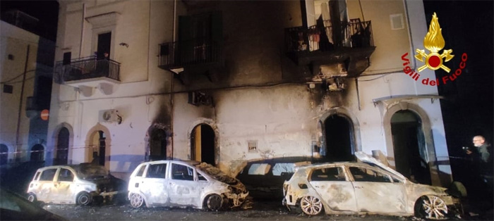 Tre auto a fuoco nella notte a Fasano, le fiamme raggiungono un palazzo, ferita una ragazza