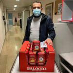 Donati mini-panettoni ai bimbi del reparto Pediatria dell’Ospedale “Perrino” di Brindisi, l’iniziativa per il secondo anno consecutivo di Armando Iaia del “Caffè Matteotti”