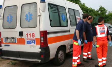 Ennesimo incidente mortale in provincia di Brindisi, impatto fatale contro un albero per un 68enne, grave la moglie