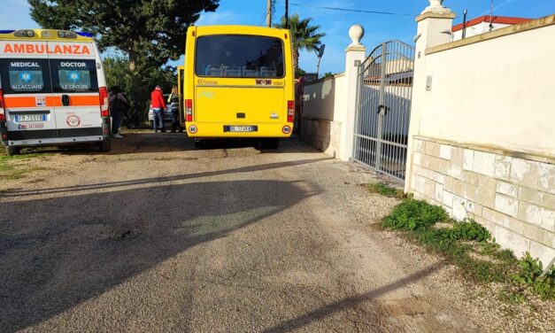 Donna investita da uno scuolabus in retromarcia, muore 86enne
