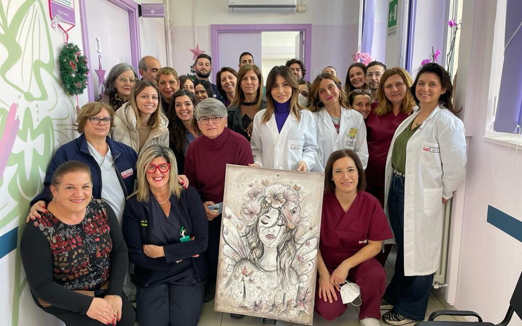 Pta di San Pietro Vernotico, le pazienti della Senologia donano un quadro dell’artista Arianna Margiotta